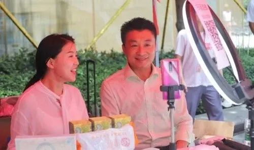 独家观察｜|互联网+摆摊：文娱产业蹭热点新姿势？