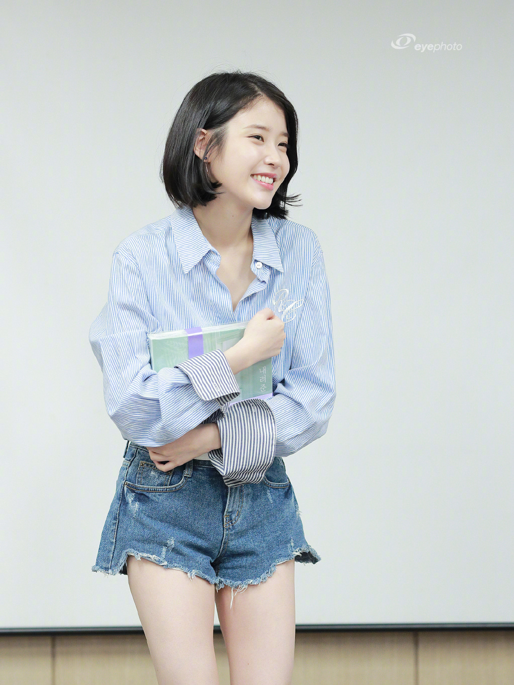 「IU」「分享」200619 回顾当初参加壁画义工活动的IU，美丽又善良的小天使