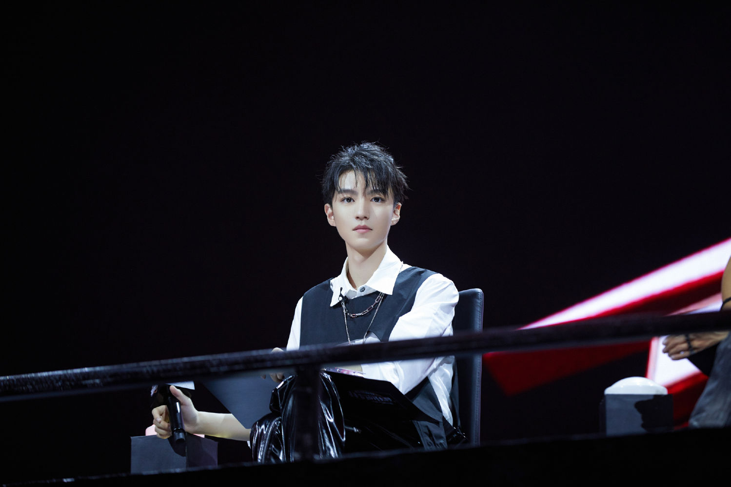 200619 王俊凯《我们的乐队》视频一则 忘记拿话筒的可爱王总