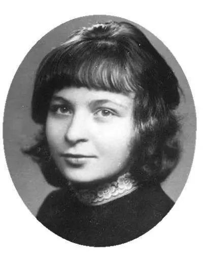 The elder sister that writes a poem forms a delegation go out, you most Pick who? 