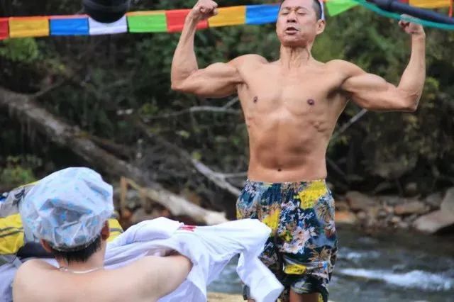 64歲硬漢張豐毅肌肉照刷屏，自曝健身30年，腹肌秒殺小鮮肉