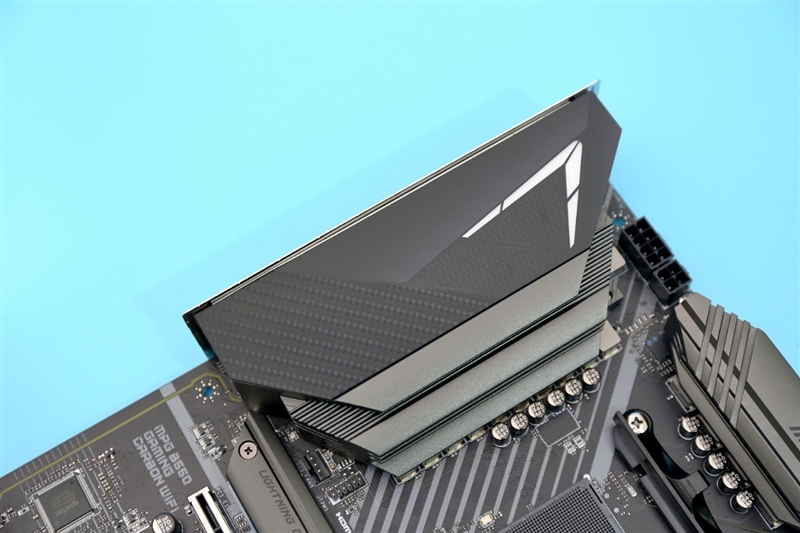 甚至还要略强于顶级的X570主板！微星MPG B550 GAMING CARBON WIFI评测