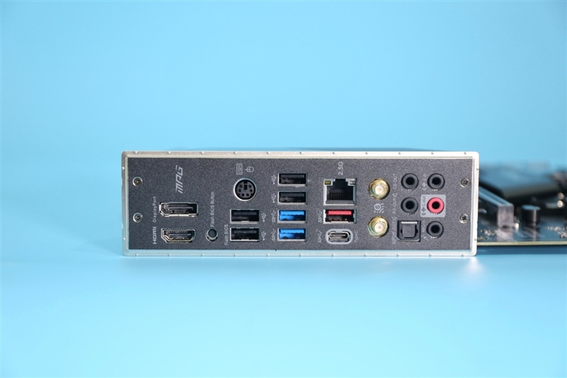 甚至还要略强于顶级的X570主板！微星MPG B550 GAMING CARBON WIFI评测