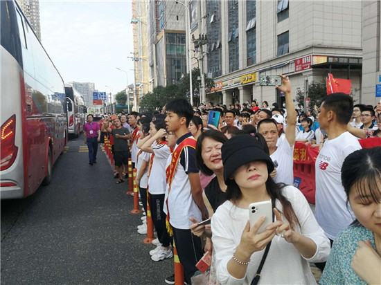 长沙市麓山滨江实验学校学弟学妹夹道为考生送