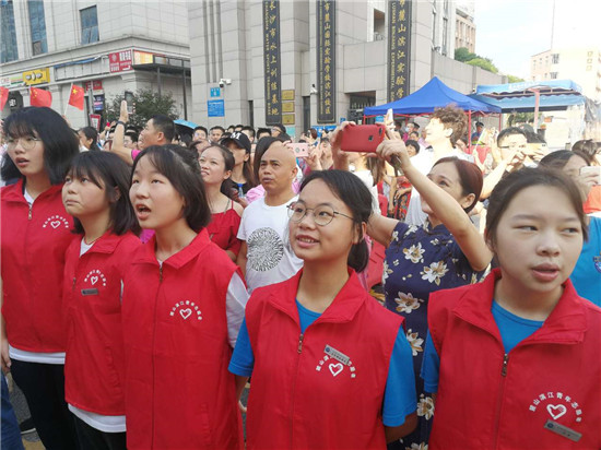 长沙市麓山滨江实验学校学弟学妹夹道为考生送