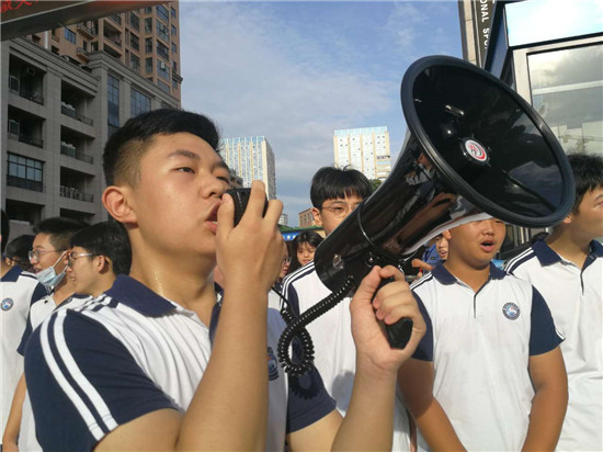 长沙市麓山滨江实验学校学弟学妹夹道为考生送