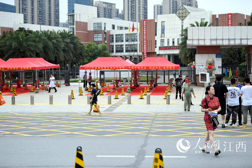 2020江西高考大幕开启 学生测体温进考场