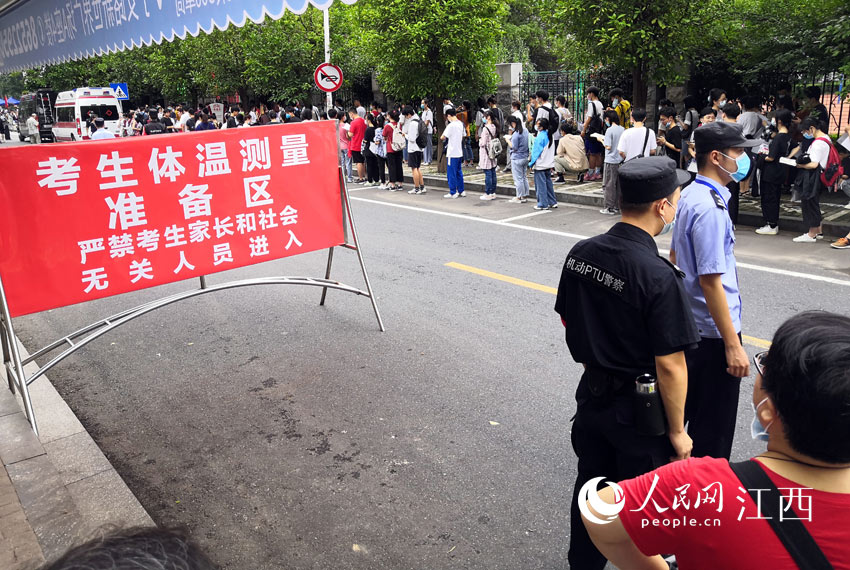 2020江西高考大幕开启 学生测体温进考场