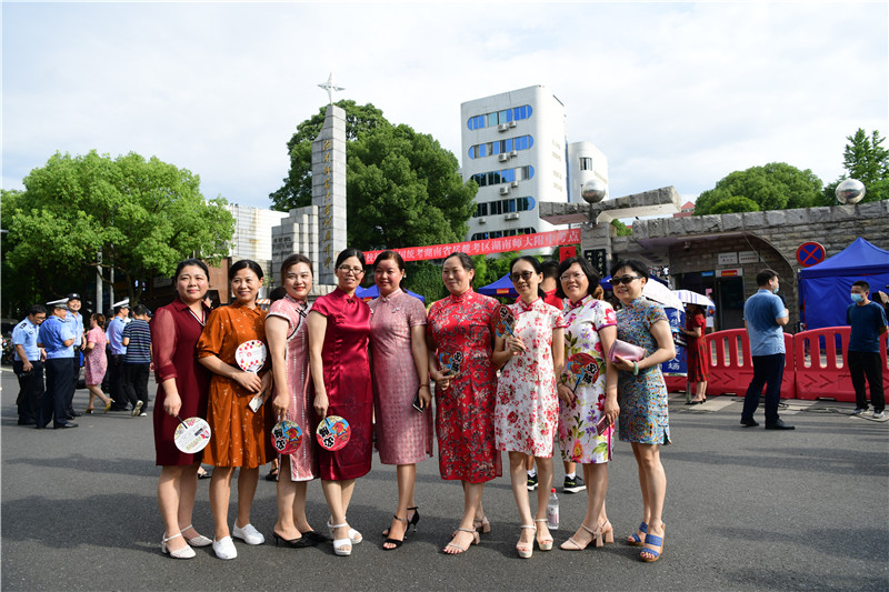 红旗袍、红t恤、红丝巾，乘风破浪的家长用＂红