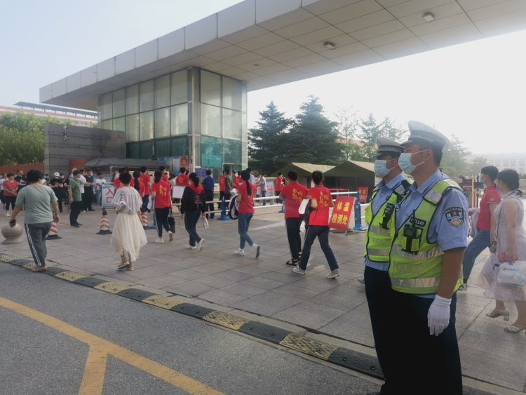 黄岛交警大队百余警力护航 建立高考“绿色高速
