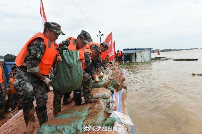 鄱阳湖沿线数千官兵抗洪抢险