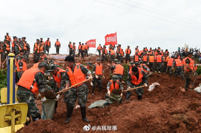 鄱阳湖沿线数千官兵抗洪抢险