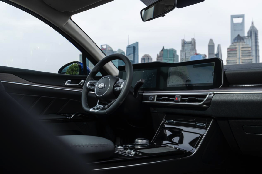 起亚凯酷首次线下亮相，以激进设计吸引Z世代人