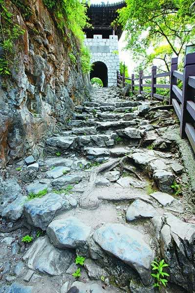 Shimenguan: a living fossil of three thousand years of traffic