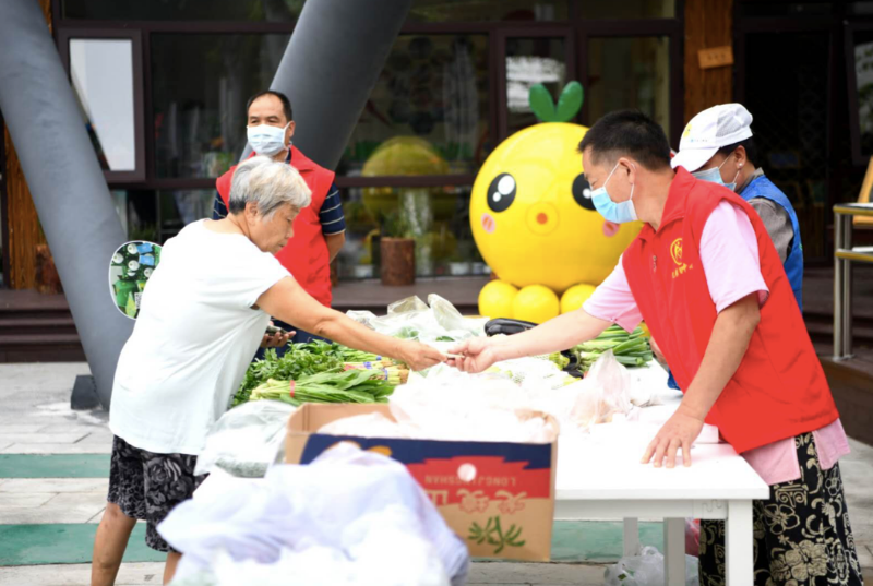 东直门居民摆摊儿互换旧物，这个“跳蚤市场”真实用