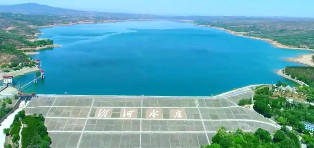 一度靠着挖矿山,建石灰窑富起来的余村,眼见青山被毁,河流变质后,终于