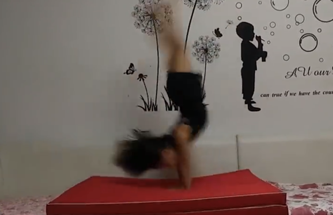 1分钟|5岁女童1分钟做80个后手翻 网友看傻了不是快放？