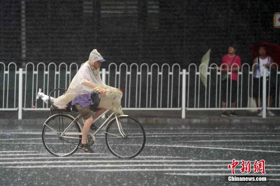 北京大部地区遇雷阵雨 气象台发布雷电蓝色预警信号