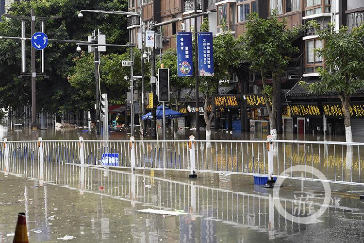 过境|航拍洪峰过境重庆 部分街道被淹没漫水路段拉起警戒线