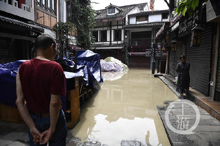 过境|航拍洪峰过境重庆 部分街道被淹没漫水路段拉起警戒线