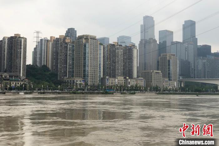 两江洪峰过境重庆中心城区：轻轨水上走 冲锋舟开进磁器口
