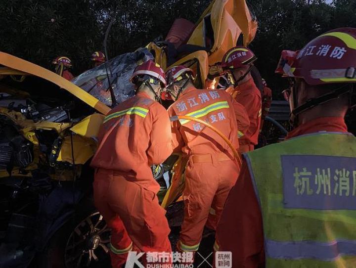 凌晨杭千高速接连发生2起车祸，消防员连夜救人