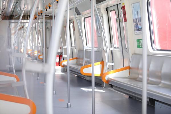 探访郑州地铁3号线：车厢酷炫“黑科技”方便又实用 9月将空载试运行
