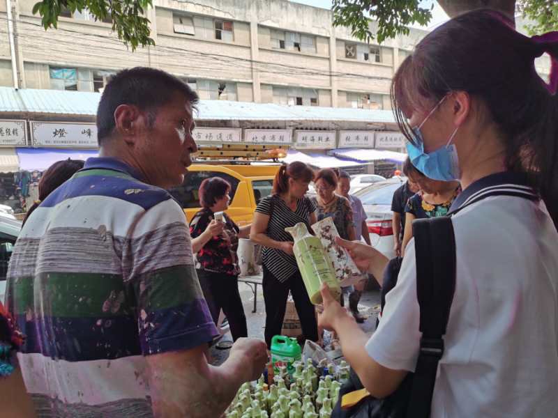 生意不能停！泸州一店主降价处理洪峰后的“幸存”货