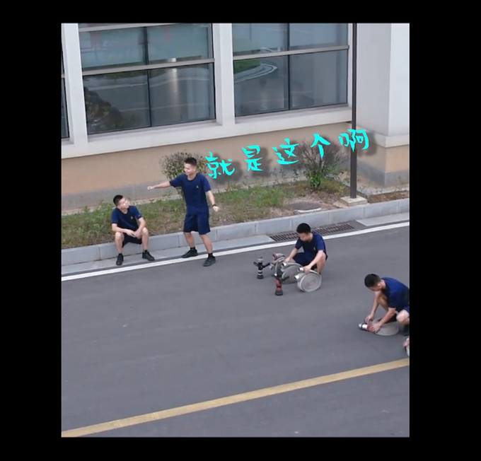 发现|跳俏皮舞被班长发现秒变俯卧撑 班长出来后一秒变怂！