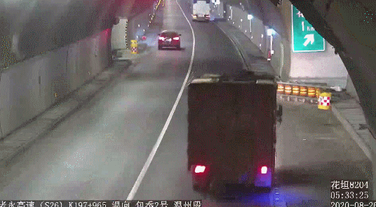 高速|凌晨诸永高速隧道内一货车侧翻 交警高速隧道抓了1小时兔子