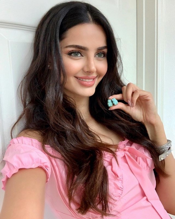 沙漏身材超吸睛伊朗第一超模jaberi面纱下绝美容颜