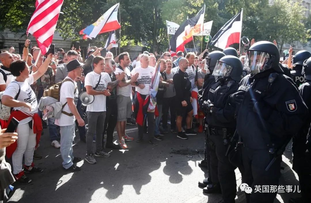 欧洲各国怎么都开始反口罩反疫苗游行？！这画面，整个欧洲大陆都疯了