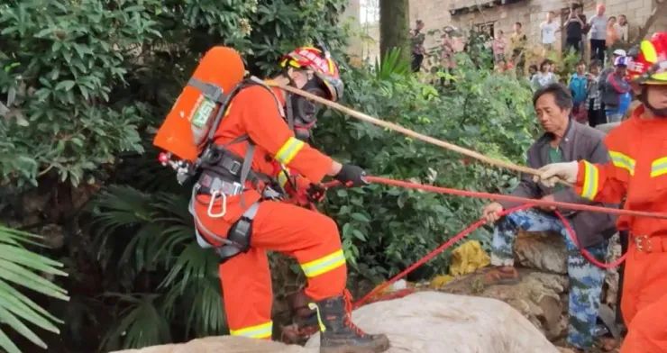 深坑|男子坠入深坑生还 该深坑距地面约8.3米