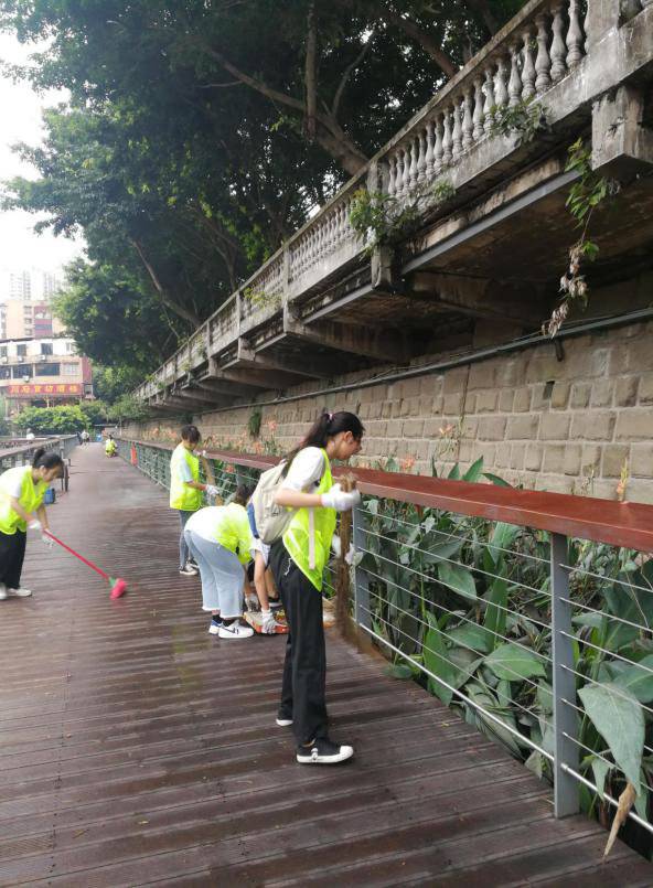 自贡自流井组织护河志愿队 15名队员半月清理枯枝败叶等百余斤