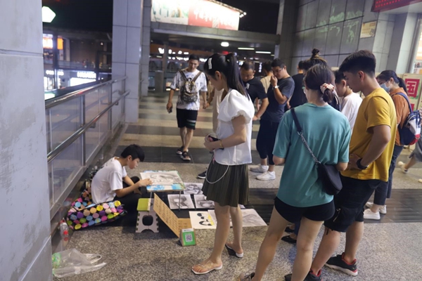 妹妹患重病，13岁哥哥顶38℃高温街头卖画筹医药费