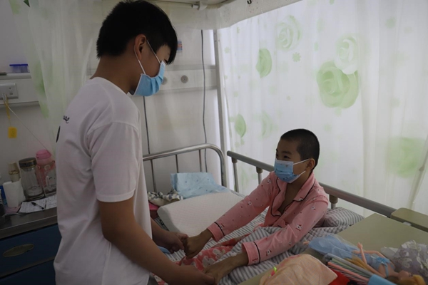 妹妹患重病，13岁哥哥顶38℃高温街头卖画筹医药费