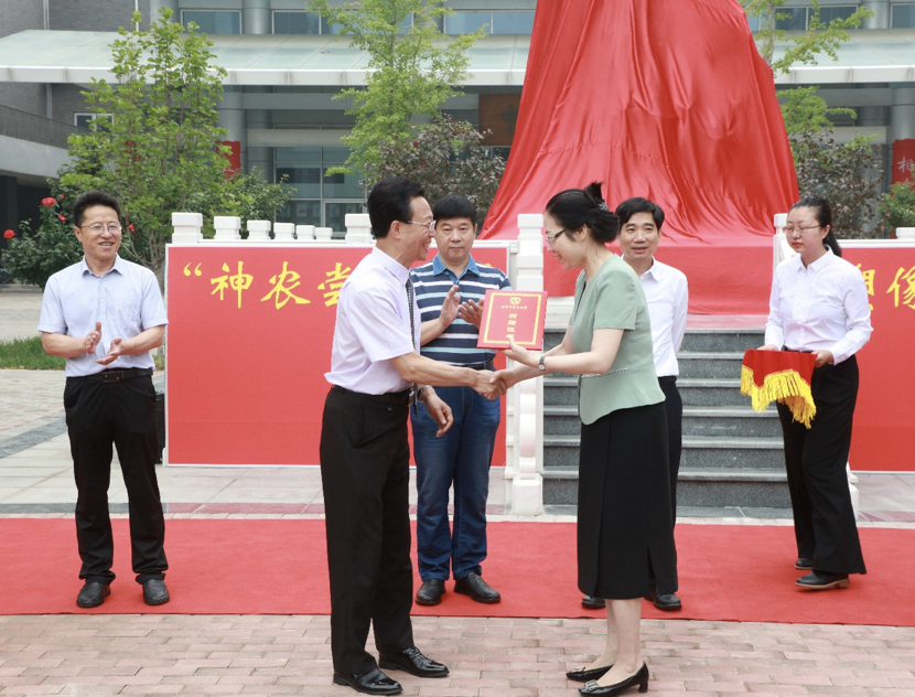 不忘初心 守正创新 北京中医药大学举行“神农尝百草”塑像落成揭幕仪式