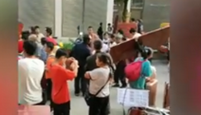 贵州一学校要求学生自带床板，校长：不是亲戚家卖床板，明年申请统一采购