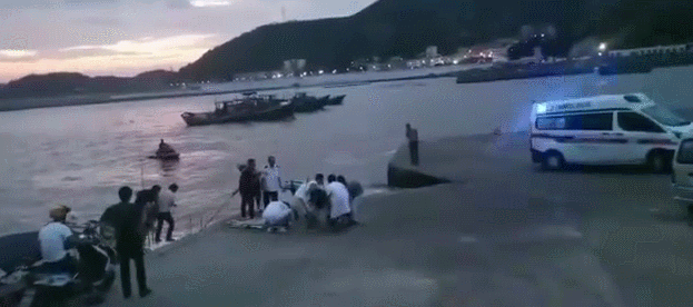 获救|被浪卷走新郎获救时紧抱新娘 救援队正在现场寻救