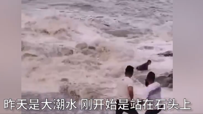 海边拍婚纱照3人被海浪卷走，救援队长：新郎被救时还紧紧抱着新娘