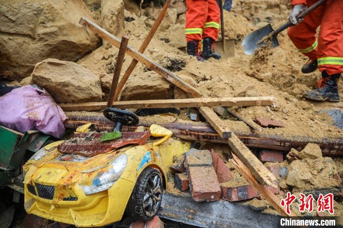 宜宾：降雨造成山坡垮塌殃及农房致3人遇难