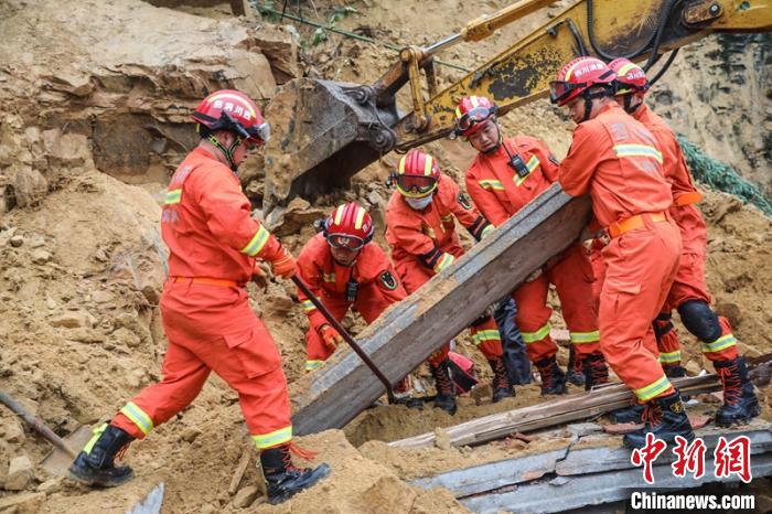 四川宜宾：降雨造成山坡垮塌殃及农房致3人遇难