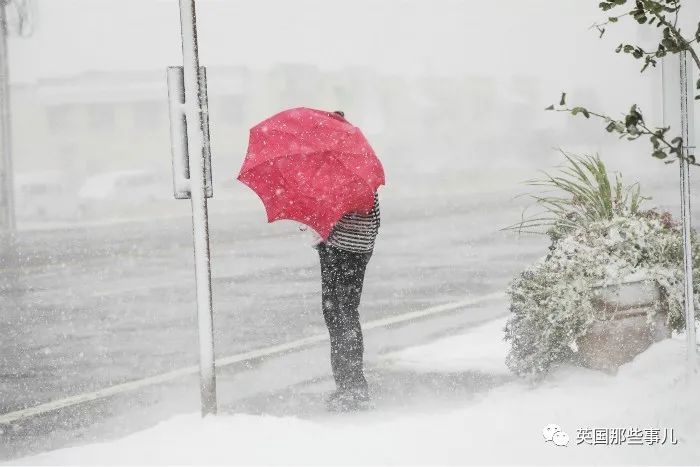 美国多地“天空染血”宛如地狱景象，还有些地方却九月飘雪