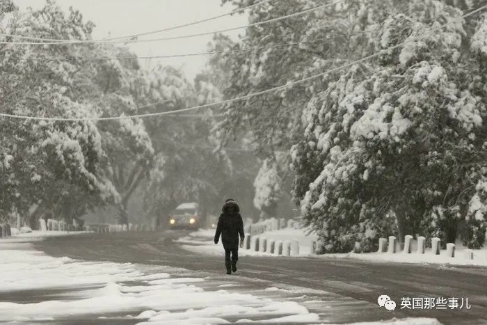 美国多地“天空染血”宛如地狱景象，还有些地方却九月飘雪