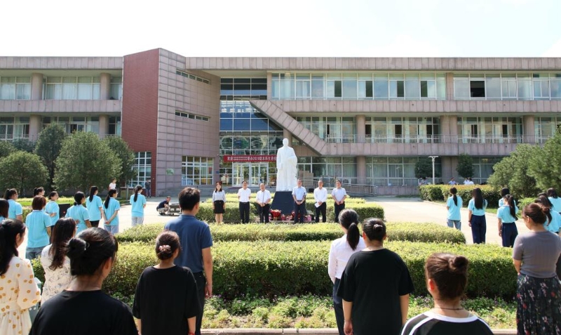 陈鹤琴雕像在咸阳职院落成