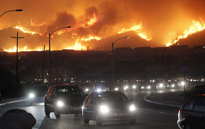 洛杉矶市长反驳特朗普对山火看法：“这是气候变化”不仅仅是森林管理问题