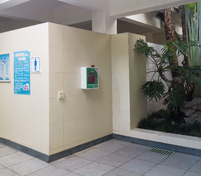 深圳公园引进“救命神器”AED，改进公园户外座椅