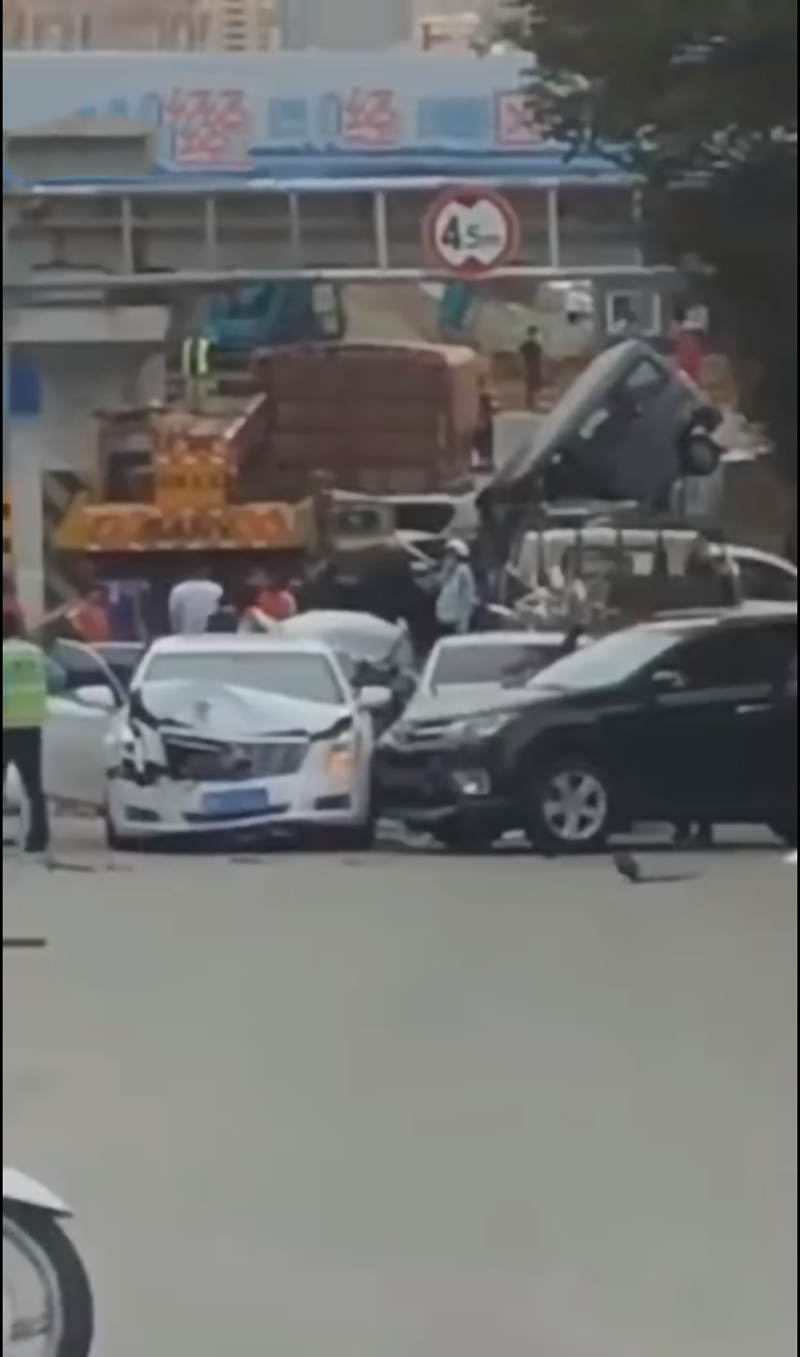 “叠罗汉”——威海发生18车连环相撞交通事故 肇事司机是谁事故调查结果 事故现场零件满地