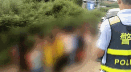 太危险！7座面包车内挤坐33名孩童 司机涉嫌危险驾驶罪