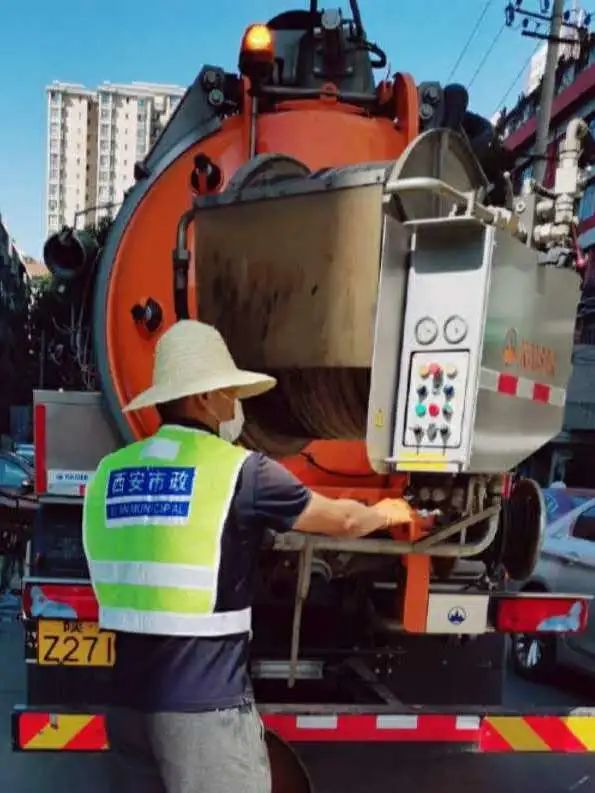 喜迎国庆｜擦橱窗洗家具扮靓城市风景线，千年古都光彩熠熠迎双节